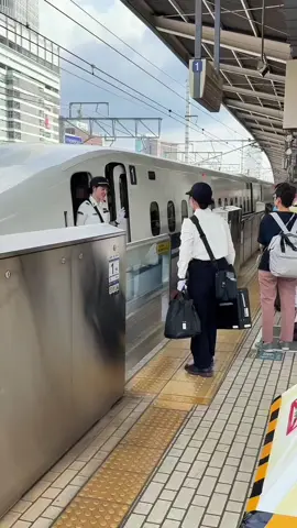 日本女地铁司机师傅的工作态度、出发前要确认安全才能出发#记录日本生活 #随拍 #地铁司机#工作态度#带你了解最真实的日本 