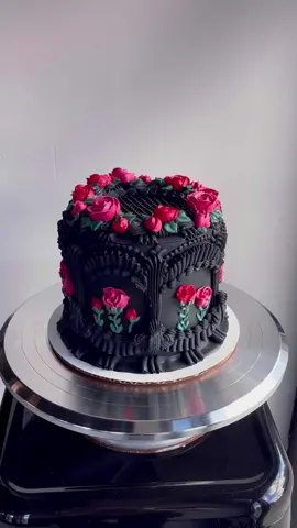 Obsessed is an understatement. #cake #cakedecorating #bakery #baker #cakeartist #vintagecake #yum #heartcake #lambethcake #sosatisfying #pastrychef #businessowner #milwaukee #mke #414 #weddingcake #frosting #wisconsin 