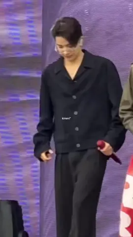 he’s making sure that everyone would see it #heeseung #enhypen #fancam #kpop #fyp