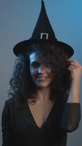 No más terrores en tu cabello 👻✨  Rizos de bruja con Supersonic Nural o liso perfecto de Morticia con Corrale 😍  #SpookyDyson #Halloween #HalloweenLooks #DysonMx #HalloweenDyson #Hairtsyle 