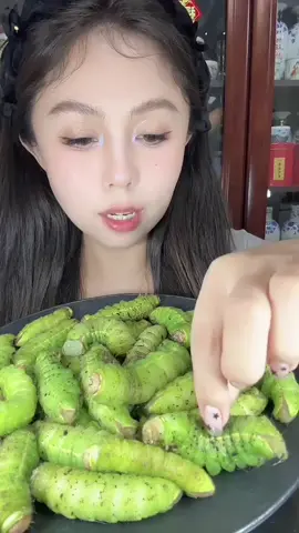 comendo na rua . chinesa comendo #chinesacomendo #chinesa #comidaderua #comidaexotica #comidaexoticas #comidas #comidaestranha #comendonaindia 