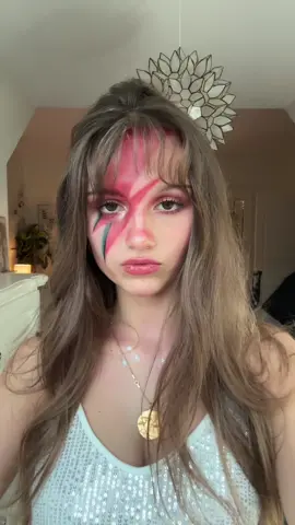 guess who!! #halloweencostume #happyhalloween #davidbowie #ziggystardust #bowie #70smusic #70srock #glamrock #1970s #fyp #fypシ #70sfashion #fashion #80s #rockandroll 