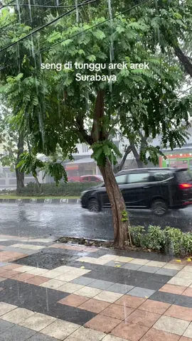 setelah sekian lama matahari diatas kepala akhirnya ujan😍 #surabaya #surabayahujan #klebus 