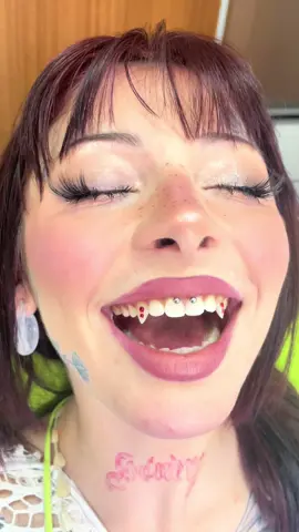 Hola halloweeeeeeen  #toothgems #toothjewelry #tooth #dentist #dentista #dentistry #odontologia #grillz #silverjewelry #toothjewerly #jewelry  #toothgems #toothjewelry #piercingdental #tooth #dentist #dentista #dentistry #odontologia #swarovski #swarovskicrystals #brillito #colmillos #resina #resinart #halloween #vampiro #vampire 