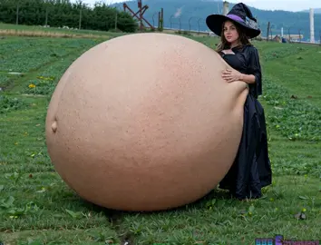 Happy Halloween!! #hyperpregnant #hyperpregnancy #readytopop #multiples #multiplepregnancy #hugebelly #pregnant #pregnancy #immobile 