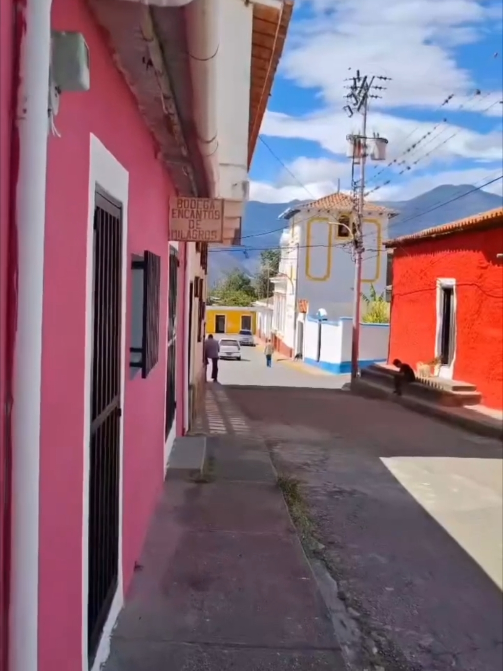 Conociendo un pueblito escondido pero muy pintoresco y acogedor cercano a Ejido llamado La Mesa de Los Indios, en el estado Mérida Venezuela. Video @paulinovillarreal  . . . . #merida #venezuela #MeridaTuristica #MeridaTuristica2.0  #MeridaCiudadTuristica #losandes #tendencia #turismo #viral #ejido #mesadelosindios #meridavenezuela