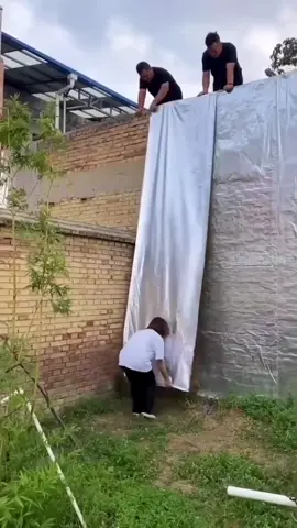 BĂNG KEO CHỐNG THẤM CHỐNG NÓNG NHẬT BẢN 💡  ✅ Cấu tạo gồm 6 lớp: bảo vệ mái nhà của bạn tối đa 🏡  ✅ Dán được trên các bề mặt: kim loại, bê tông, mái tôn, xi măng, gỗ, nhựa,… ✅ Chống thấm chống nóng hiệu quả, chống ăn mòn ✅ Độ bám dính cực kì chắc chắn, độ bền lên tới 10 năm  ❤Cường độ kéo dãn cao, có thể thích ứng với thay đổi của kết cấu công trình. ❤Khả năng thích nghi tốt với sự thay đổi của nhiệt độ, có thể thích nghi với các điều kiện thời tiết khác nhau. ❤Tuổi thọ sử dụng cao, khả năng chống lão hóa tốt, thích hợp sử dụng ở các công trình lộ thiên. ❤Tính chịu đâm tốt, rễ thực vật rất khó xuyên qua, có thể áp dụng vào chống thấm trong các công trình trồng cây xanh trên mái. ❤Thi công đơn giản, nhanh chóng đồng thời không gây ô nhiễm môi trường. ❤ dàng xử lý ghép nối biên. 💥Thông tin chi tiết:  – Thành phần: Nhựa PE phủ nhôm, Chất kết dính, Hợp chất Bitum  – Kích thước: Dài: 1m; Rộng: 2.5m – Độ bền kéo: 65 N/mm², Độ căng: 18 N/mm²  – Độ bám dính trên thép: 5.8 N/mm²  – Nhiệt độ hoạt động: -40°C -> 110°C  – Xuất xứ: sản xuất trên dây truyền nhật bản  💥Lưu ý khi sử dụng:  – Nên vệ sinh sạch bề mặt cần dán trước để băng keo đạt độ dính hoàn hảo nhất – Đo hoặc ướm thử độ dài vị trí cần dán rồi mới cắt băng keo. – Cố gắng dán 1 lần là được luôn vì đã dán là rất rất khó để bóc ra.  👉 Lưu ý: Lớp keo trông có vẻ mỏng là do đã thấm vào lớp vải không dệt. Hãy đảm bảo bề mặt cần dán được làm sạch trước khi sử dụng. Để hiểu rõ hơn về độ dính của sản phẩm, hãy xem ngay video thử nghiệm của chúng tôi. Video này sẽ giúp bạn đánh giá thực tế khả năng bám dính mạnh mẽ của sản phẩm. Đừng bỏ lỡ cơ hội để thấy hiệu quả thực tế của sản phẩm! 📹. Là dạng keo chịu nhiệt cao nên nhiệt độ càng cao thì tấm keo càng dính chắc chắn vs chống thấm tốt ❤ Liên tục đổi mới công nghệ và cải tiến dịch vụ để mang đến cho khách hàng những sản phẩm chất lượng nhất 👍  💥💥💥Bảo hành 10 năm, sẵn sàng giải quyết mọi vấn đề thấm nước. Ship hàng toàn quốc, nhận tư vấn miễn phí.