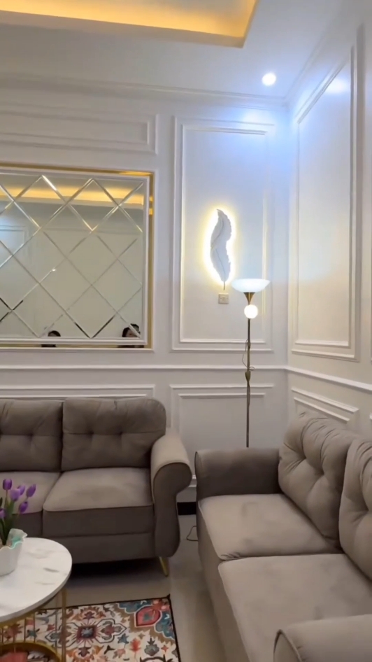 Achei a moldura de boiserie  baratinha autocolante que vai dar um charme na sua decoração  #casadecorada #aconchego #homedecor #decor #Home 