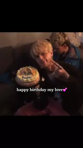 feliz aniversário meu amor!! hoje você estaria completando 28 anos, loucura pensar que conheci você no finalzinho de 2022, e pensar que desde então você é a pessoa mais importante da minha vida. infelizmente você não vai poder fazer um show em comemoração ao seu aniversário, não vai poder ver milhares de pessoas postando coisas em comemoração ao seu aniversário, mas, sei que você está presente em cada um de nós, assim como suas músicas, que sempre estará em cada um de nós, nem que seja na mente, você é a melhor pessoa que já conheci, e só de saber que acompanho sua carreira e sua história a algum tempinho, me deixa muito feliz. você me salvou, e sou grata a você por isso, e por tantas coisas, que se fossem mencionadas, não acabaria mais.  você é o amor da minha vida, foi a primeira pessoa que encontrei conforto, seja na suas músicas, na sua voz e principalmente no seu sorriso, foi a primeira pessoa que consegui me sentir em casa, durante tantos anos. você é a minha pessoa de conforto, e me sinto lisonjeada por ter você como meu ídolo, posso dizer de fato que você é a pessoa mais incrível que eu já conheci. muitos vão dizer que não se pode sentir saudades de alguém que você nunca conheceu, mas, eu sinto a sua falta, tento me confortar em meio aos seus vídeos fazendo gracinha ou sorrindo, em meio das suas músicas encontro a calma e a paz que sempre procurei, como se faltasse algo em mim, e você fosse tudo que eu preciso. eu sou apaixonada por você peep, não de uma forma romântica, mas, de uma forma tão inexplicável que nem eu mesma consigo mencionar, sinto orgulho de você, e sei que estaria orgulhoso tbm por finalzinho está sendo cada vez mais reconhecido, e por tantas pessoas admirá-lo e amá-lo que isso chega a ser inacreditável. você é tudo pra mim, sei que quando meu mundo estiver desmoronando buscarei em você e nas suas músicas, o meu conforto! eu te amo mais do que todas as palavras podem expressar e serem ditas, feliz aniversário minha vida!💛 (um vídeo simples, mas, cheio de emoções e sentimentos) #fy #lilpeep #lilpeep4ever #vaiprofy #lilpeepedit #gustavelijahåhr #fypシ゚ 