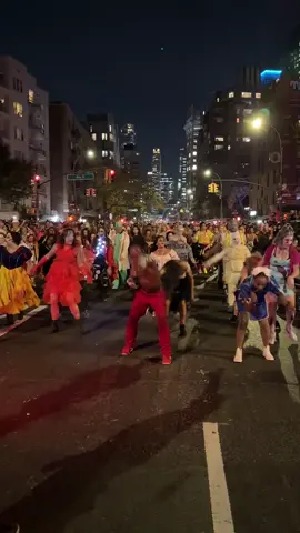 Thriller Dance - Michael Jackson •Desfile de Halloween de la ciudad de Nueva York 2024 . No posee derecho a la música  #thriller #Halloween #thrilllerdance 