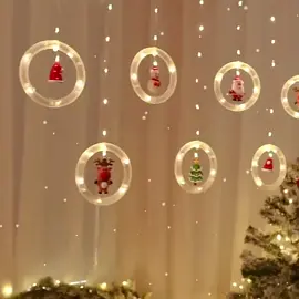 Cortina De Luces Led Papa Noel Bola De Luz Navidad precio $ 73.900 mil pesos Descripción Cortina De Luces Led Papa Noel Bola De Luz Navidad Decora tu hogar con la Cortina De Luces De Decoración Navideña de Papá Noel, un producto que llenará de magia y alegría tus espacios en esta época especial del año. Con 10 luces LED en forma de Bola de Navidad, esta cortina de 3 metros de largo será el complemento perfecto para tu decoración navideña. Con un práctico enchufe para su alimentación, podrás colocarla fácilmente en cualquier ambiente de tu hogar. Atrévete a darle un toque único a tu decoración navideña con esta hermosa cortina de luces de Papá Noel.