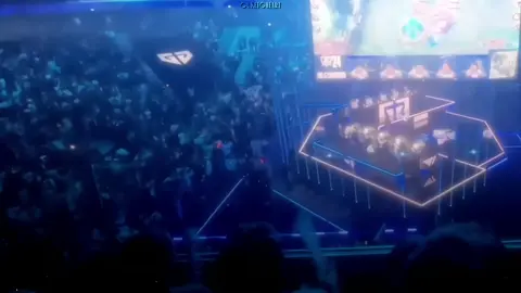 Minseok như bay lên ôm bạn z á =)) #guria #guke #gumayusi #keria #t1 