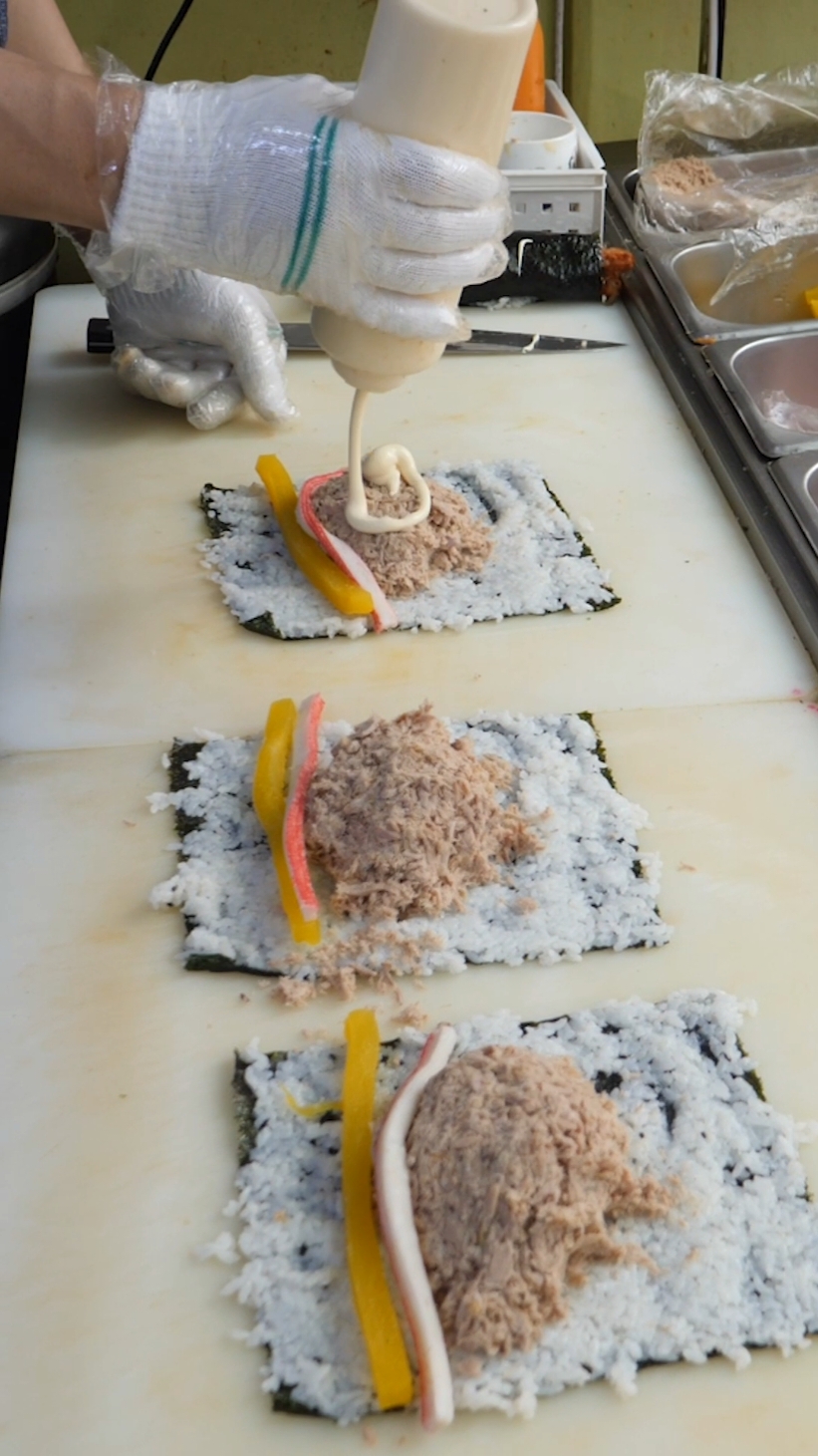 참치 폭탄! 참치 마요김밥 Kimbap (tuna rice roll) - korean street food 📢 매장정보      상호   :  이공김밥       🚩 - address 서울특별시 성북구 안암동 134-94 - google map https://maps.app.goo.gl/NjygNwxjZ8yGj1ey7 #kimbap #김밥 #참치김밥 #fyp #viral