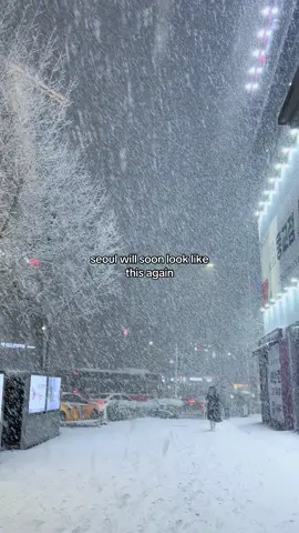Not yet👀😅 But we’re excited to see a white Seoul! Get ready for a winter wonderland! Here’s what to expect in Seoul (according to weather forecast) Late November: Light flurries possible December: Increased snowfall, especially mid-month January: Coldest month, heavy snow expected February: Possible late-season snow showers 📸thanks to @루시 / Lucy 🌷 for sharing! 🇰🇷Follow @korea.travelholic for more latest updates! Do you love winter? Tag your bestie you want to experience Korea in winter with! #seoul #korea #koreatravel #winterinkorea #koreanwinter #christmas #christmasinseoul