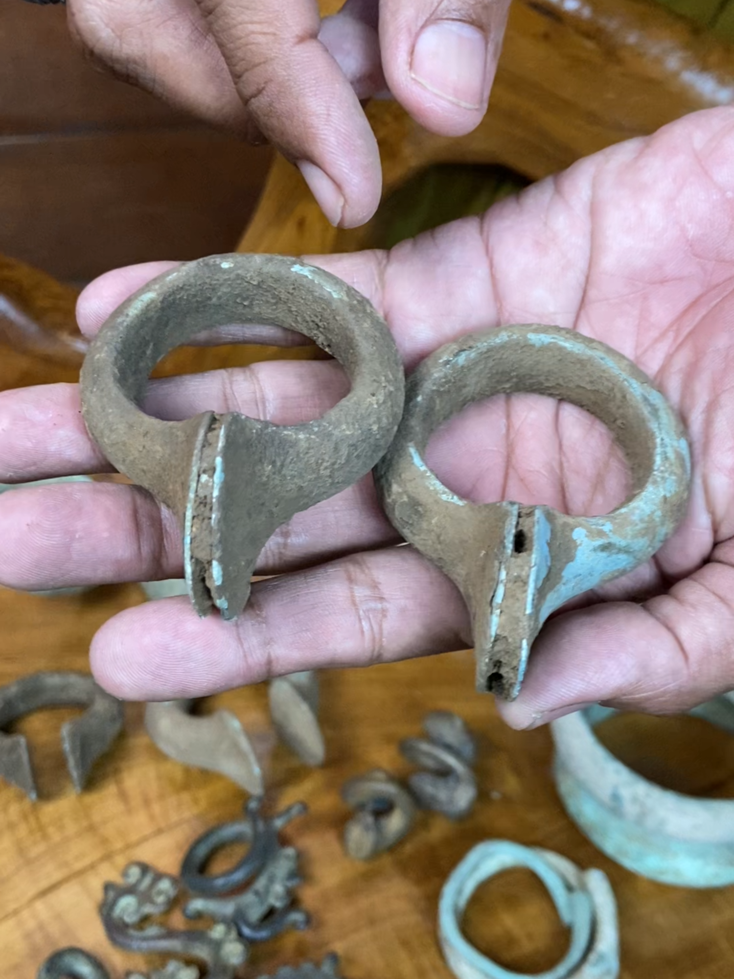 Peninggalan kuno berbahan perunggu koleksi Warung Antik... #warungantik #keris #kerispusaka #pusakaindonesia #budaya #budayajawa #kerispusakaindonesia #kerisnusantara #kerismataram #kerisantik #keristuban #kerisraksasa #budayaindonesia #ethnic #pusaka #pusakanusantara #history #etnik #kuno #antik #majapahit #sriwijaya #medang #kerajaanmedang #medangkamulan #bethok