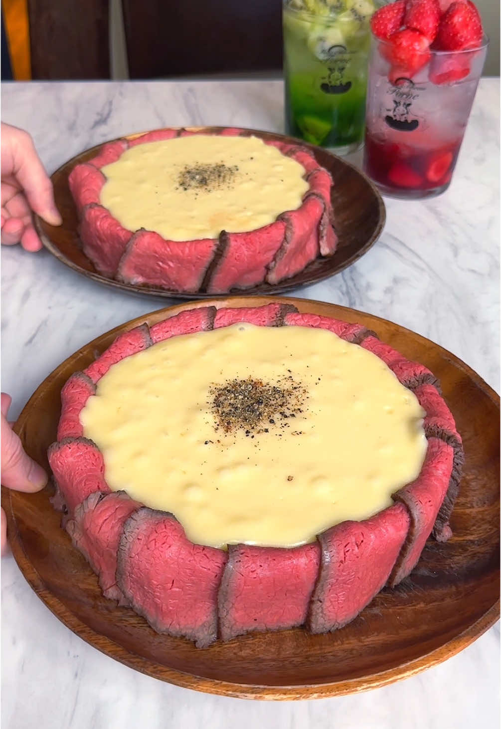 原価率70%越えのサーロイン肉シカゴピザ🥩🧀 ピザ生地の周りに北海道産サーロイン肉のローストビーフを贅沢にのせ、その中にオリジナルのブレンドチーズをふんだんに流し込んだ至高のピザ🤤✨️ とろけるチーズの下にはミートソース･ホワイトソース･BBQソースが入っていて、サーロインやチーズとの相性抜群でした🧑🏻‍🍳🍴 他にもチーズを使ったメニューが沢山あるので チーズ好きの方は是非行ってみてね⸜  ෆ‪ ‪⸝‍ 📍東京/中目黒 「Meat&Cheese Forn」 #東京グルメ #東京カフェ #東京ランチ 