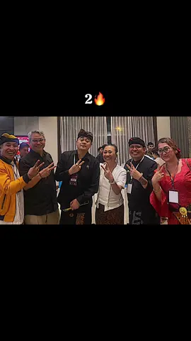 Tiga anggota DPD RI Arya Weda Karna, Ni Luh Djelantik, Komang Merta Jiwa kompak mengacungkan dua jari, pada debat pertama Paslon Gubernur dan Wakil Gubernur Bali, Rabu 30/10. #awk #niluhdjelantik #sejiwa #kostergiri 