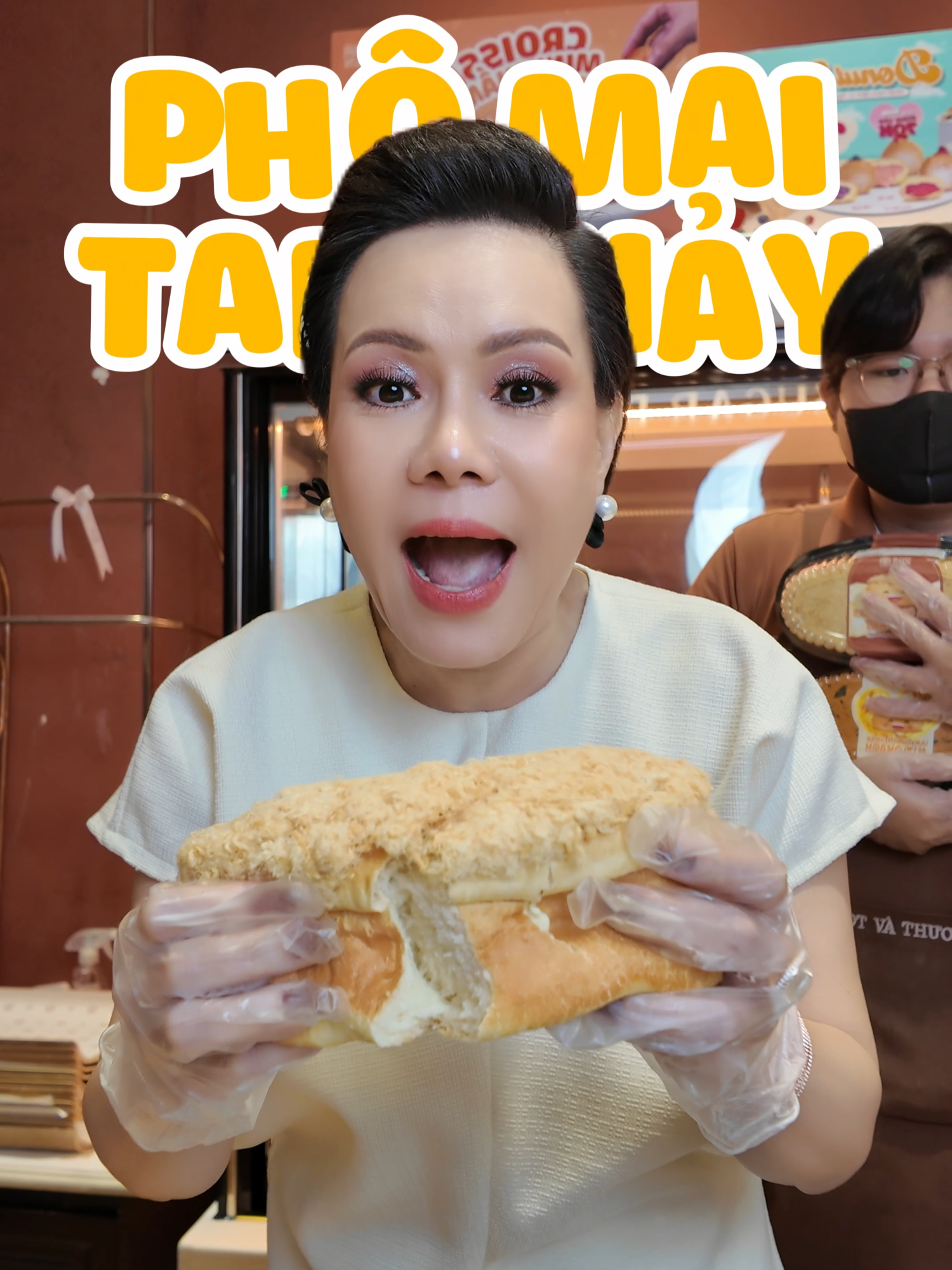 Ổ bánh mì to ú ụ ngập tràn lớp phô mai thơm béo, sớ bánh mềm thơm được phủ lớp chà bông ngon hết sẩy, xé tới đâu mê tới đó, chỉ có thể là Bộ đôi Bánh mì Phô Mai Tan Chảy, Hoàng Kim của Sugar Town. Đầu tháng lên ngay ưu đãi cho mọi người nhé #viethuong #sugartown #banhmiphomaihoangkim#banhmiphomaitanchay