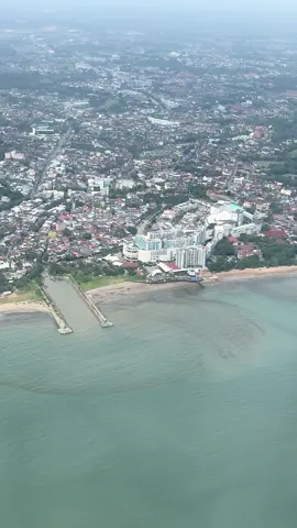 Berbutar putar di langit Balikpapan menunggu untuk Landing masih sibuk bandara nya padat pesawat mau take off dan landing jadi sementara berputar putar di langit Balikpapan selama 15 menit  #kalimantantimur #balikpapan 