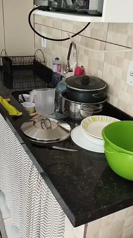 Lavando louça e conversando com vocês  . . . #louçasuja #louça #limpeza #conversa 