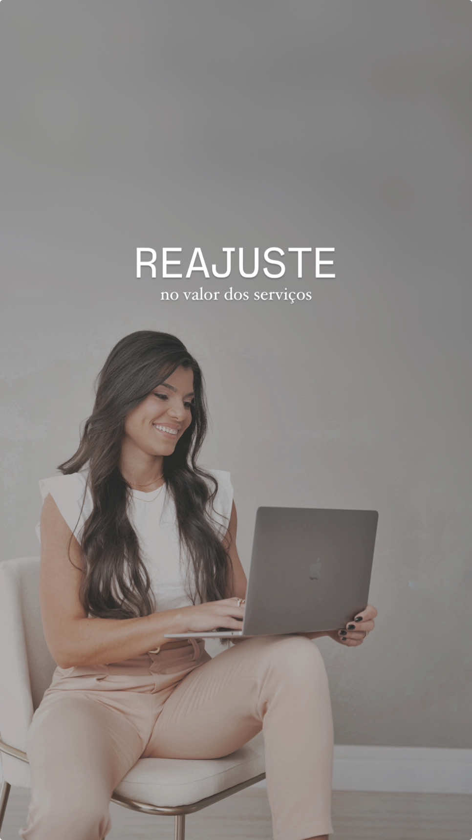 Eu sei que muitas ainda tem insegurança quando o assunto é reajuste no valor dos serviços.  Mas, você tem que entender que tudo que consumimos sofre aumento, e se você não seguir o fluxo, vai ficar no prejuízo. Pra te ajudar, separei um modelinho de mensagem pra você mandar pra tua cliente: “Olá fulana, tudo bem? Venho informar que a partir de (data), haverá reajustes nos valores de meus serviços.  (Aqui você pode anunciar os novos valores) Sou grata pela confiança em meu trabalho, e lembro que esse reajuste é para continuar proporcionando o atendimento cuidadoso e a excelência que você merece. Agradeço imensamente pela compreensão. Qualquer dúvida, estou à disposição!” A cliente que valoriza você, vai compreender, só avise ela antes para que ela também se programe! Vai lá, sem medo! ♥️ . . . . . #unhas #manicure #nail #naildesigner