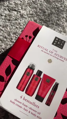 Le coffret cadeau a une valeur 300dh 🌹Spray cheveux et corps 20 ml •Parfum floral et fruité •Sans danger pour les tissus 🌹Huile de douche 75 ml •Nourrissant et parfumé •À la rose indienne et à l'huile d'amande douce 🌹Crème pour le corps 70 ml •Crème riche et veloutée •À la rose indienne et à l'huile d'amande douce 🌹Gel douche 50 ml •Formule gel-mousse •À la rose indienne et à l'huile d'amande douce #shopping #original #italy🇮🇹 #tituales #body #cosmetic #ritualscosmetics #casablanca🇲🇦 