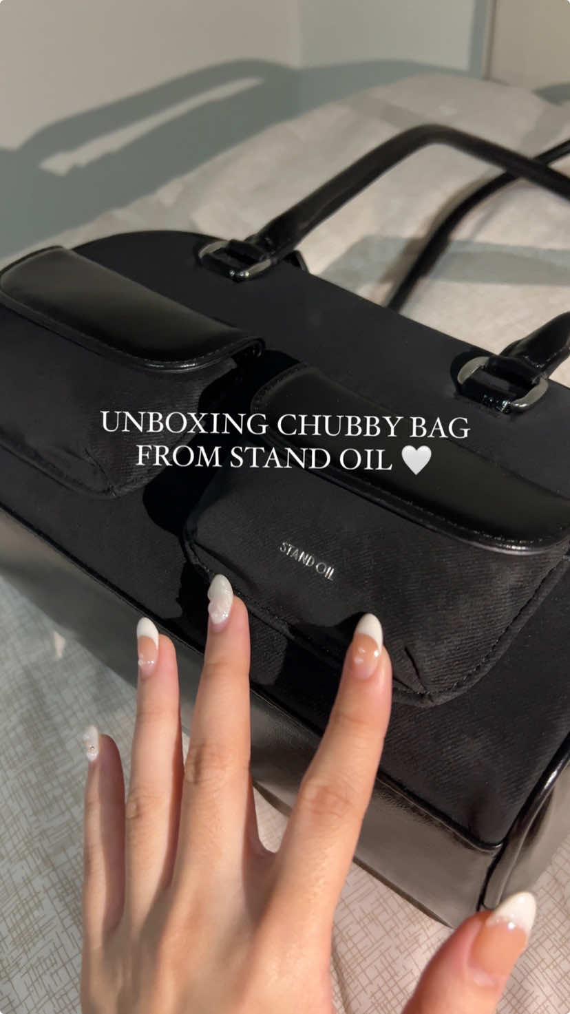 Finally my first chubby bag from Pop-Up Store Stand Oil in 🇮🇩 Lovee it🖤 @standoil #standoil #standoilbag #standoilindonesia #popupstorestandoil #fyp #yunjinbag #unboxingstandoil #unboxing