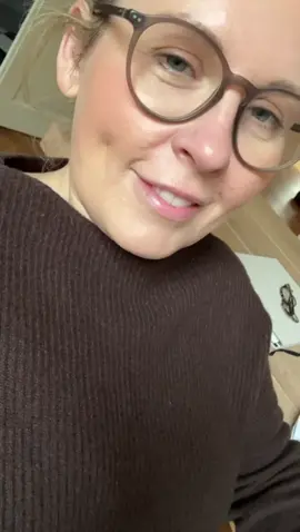 Meine Lieben,  ihr habt so viele Fragen eingesandt – ich glaube, das müssen wir öfter machen! 😜 Mein Team hat fünf Fragen für mich herausgesucht, und heute Morgen, direkt nach dem Gassi-Gehen, habe ich mir Zeit für eure Antworten genommen… Sorry, zum Schminken kam ich nicht mehr 🫣🤫 Aber das bleibt ja zum Glück unter uns! Seid ganz fest gedrückt, eure Maite #maiteungefiltert