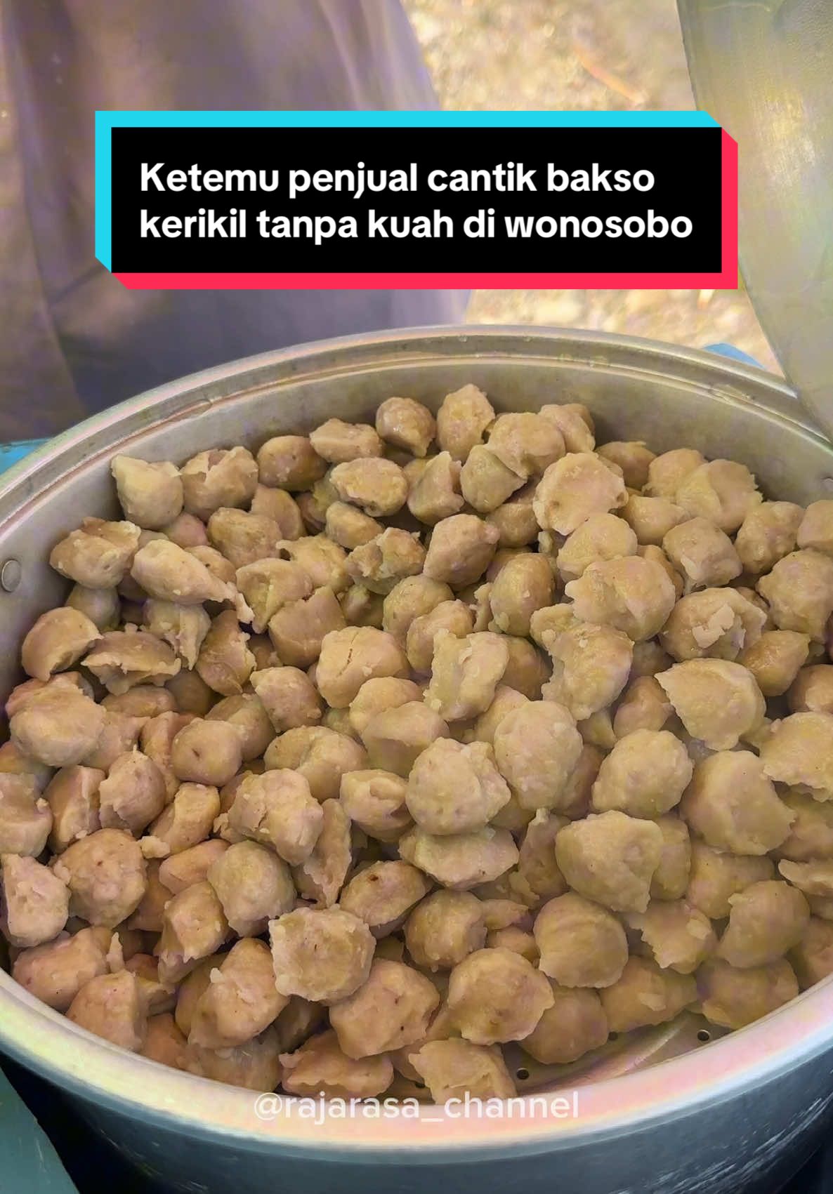 Ketemu mbak ani penjual bakso kerikil yang jualan di pinggi jalan pakai motor… salut sih aku. Hargnya cuma 1000 dapat 5 #rajarasachannel #kulinermurah #fypsemarang #kulinerwonosobo #wonosobo #fyp #fypシ #serunyakuliner #baksokerikil #pentol 