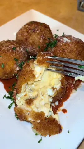 Without a doubt, these are tbe best appetizers at @The Cheesecake Factory!! 🙂‍↕️😋 #fyp #foryoupagе #foodtiktok #friedmacncheese #cheesecakefactory #trending #viralvideo #xyzbca 