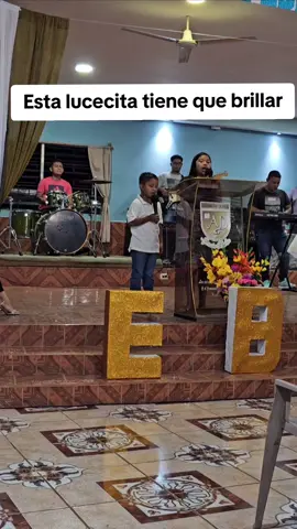 Nuestra luz tiene que brillar Así cantan y adoran los niños a Dios 💚💚💚