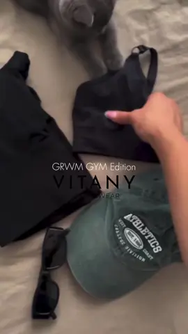 Selenay ile antrenmana hazırlan !  NO-Scrunch Seamless Leggings Black (M) Minimal Halter Bra Black (S)  Olağanüstü kıvrımlarını ancak VITANY bu kadar iyi gösterebilir. Özel tasarımlı spor kıyafetlerimiz ile vücudun olduğundan daha güzel !  Denemek ister misin ? Websitemizi ziyaret et ve bir VITANY satın al,  www.vitanyofficial.com