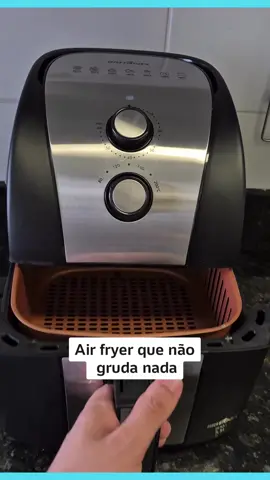 O Guia de Compras UOL testou a Air Fryer da Britânia com capacidade de 5,5L e aprovou. Nada gruda no cesto, o que facilita muito a limpeza. Curtiu? Link na bio @Guia de Compras UOL  #guiadecomprasuol #airfryer #britania 