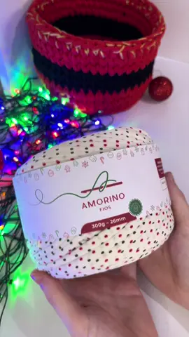 Usaremos o Fio póa da amorino fios na espessura de 26 mm e uma agulha de 8 mm mas pode ser a sua preferida também ❤️  Iniciaremos com um círculo mágico e uma correntinha depois vamos com 2 pontos altos, 2 meio ponto alto, 1 ponto alto, 2 ponto meio alto, 2 ponto alto, 2 correntinhas, 1 ponto baixíssimo dentro do círculo mágico para encerrar, cortamos o fio que veio do novelo e arrematamos e está finalizado este lindo chaveiro de Natal 🪅  Siga a fios de nó no Instagram @fiosdeno #christmas #chochet #natal 