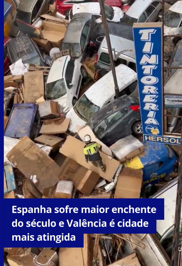 A Espanha vive dias difíceis após sofrer a maior enchente do século. Valência foi a mais afetada com enchente tomando conta de casas, prédio e empilhando carros pelas ruas. O número de mortos subiu para 205 e ainda há dezenas de desaparecidos. Nesta sexta-feira o governo espanhol determinou o envio do Exército para a região. . . . Reprodução: Redes Sociais #news #jornalismo #noticias #informação #redetv #info #espanha #enchente #destruição #desastre #valencia 