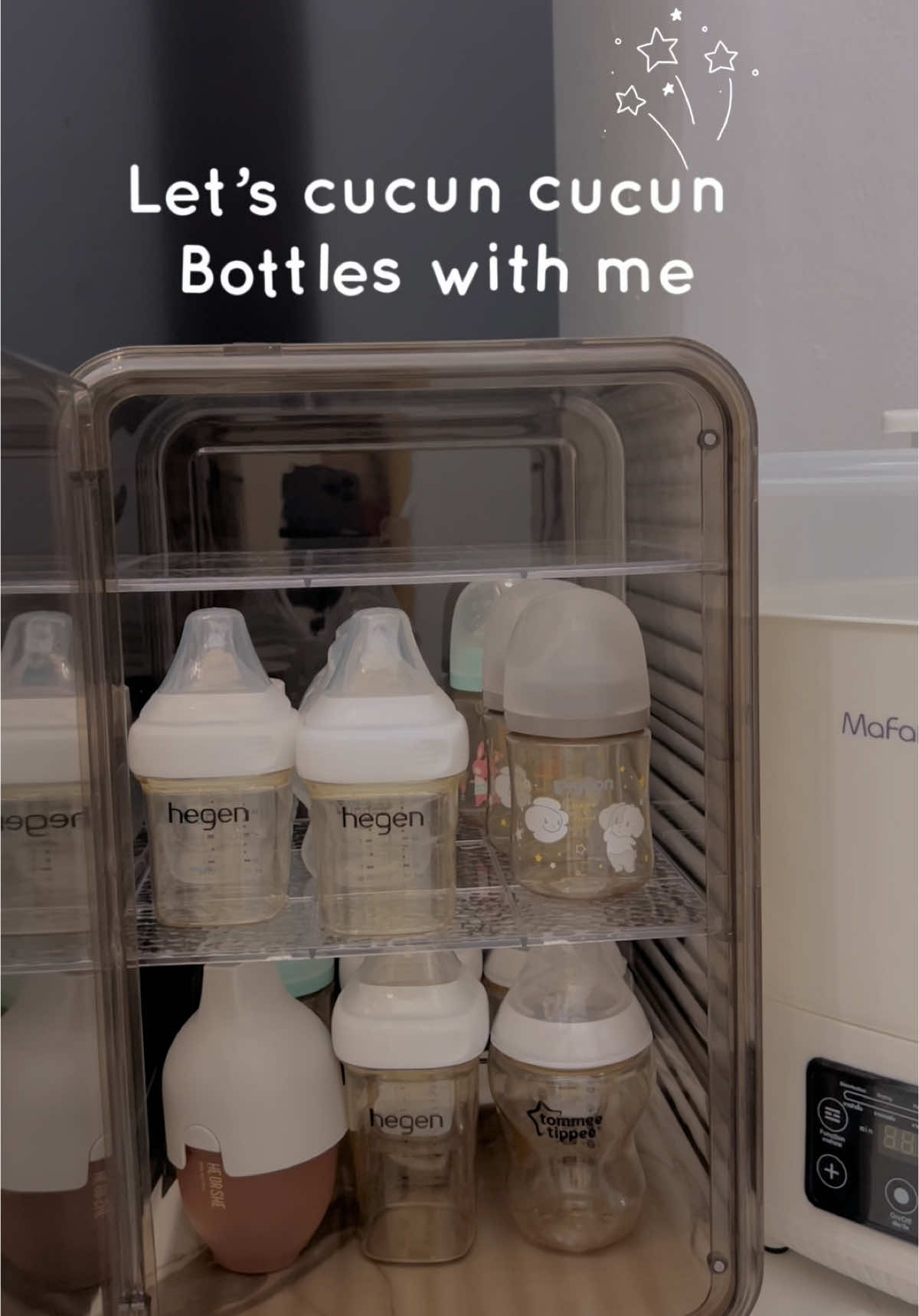 Mommy yang cari storage bottle besar tapi dalam pada yang sama mementingkan ke aesthetickan boleh beli storage ni k. Sumpah nampak kemas je bottle dalam ni. Paling penting murah😭 #storagbottlemilk #storagebottlecontainers #storagebottleforbaby #storagebottle #storagebottlerack #storagebottleebm #storagebottle3oz #storagebottle2oz #storagebottlehegen #storagebottleorganizer #babybottlestoragebox #babybottlestorageorganizer #babybottleorganizerbox #babybottlestorage #babybottlestoragemurah. a #babybottlestorageorganizermurah #aestheticstoragebottle #milkstoragebottle