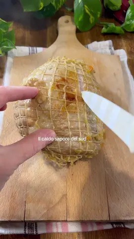 Arrosto di lonza alle mele, perfetto per la domenica o per i giorni di festa 😍…  1kg lonza di maiale (intera, legata nella rete o arista) q.b.aromi per arrosto (con sale) 2 carote 2 cipolle (grandi) 3 mele (verdi o bianche) 1 bicchierinovino bianco 1 cucchiaio miele 1 bicchierino Aceto di mele q.b.Sale q.b.Olio extravergine d’oliva . Mettete la lonza già legata in una ciotola, versate il vino, il miele, il preparato per arrosti, massaggiate e lasciate riposare 2 ore in frigo, rigirando di tanto in tanto. Pelate la cipolla e affettatela, pelate e tagliate le carote a cubetti, raccogliete tutto in una pentola dal fondo spesso e lasciate appassire. Pelate le mele e tagliatele a tocchetti. Adagiate la lonza sul soffritto e lasciate rosolare da tutti i lati, versate il fondo di marinatura, l’aceto e aggiungete le mele. Coprite e lasciate cuocere per circa 1h a fiamma minima, aggiustando di sale a metà cottura e versando poca acqua se dovesse servire. La carne cuoce circa 1h per chilogrammo o poco più, e sarebbe opportuno misurare la sua temperatura al cuore non dovrebbe superasse gli 80°C. Trascorso il tempo valutate se l’acqua sia evaporata e sia formato un sughetto denso, se il fondo invece fosse ancora troppo liquido continuate la cottura senza coperchio e a fiamma vivace fino a quando non si sia ristretto. A cottura ultimata, dovrebbero bastare 60-70 minuti, lasciate riposare la carne una decina di minuti, quindi affettate e portate in tavola immediatamente insieme al fondo di cottura. Durante tanta la cottura fate attenzione a non bucare la carne, con la forchetta per evitare la fuoriuscita di succhi e evitate di fare tanti fori con il termometro #ilcaldosaporedelsud #ricette #cosebuone #natalegalletta 