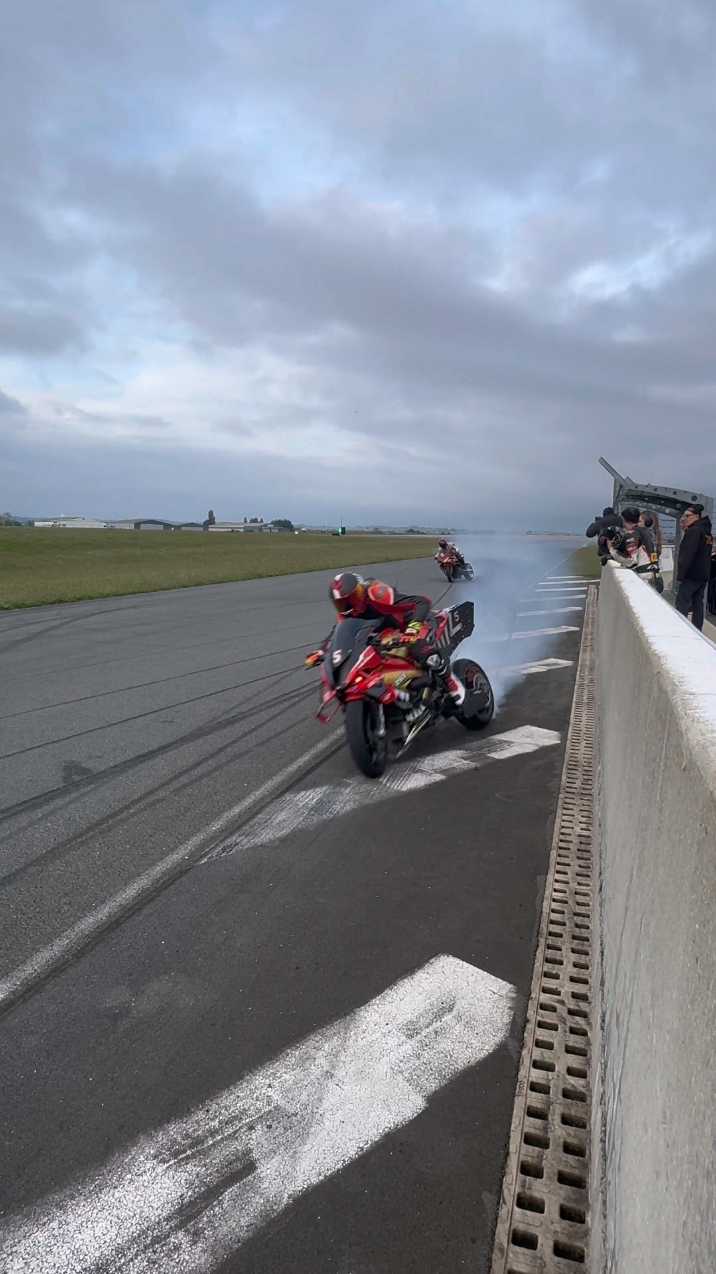 kiss the wall au @Circuits de Vendée🔥🔥🔥  pilote @Rolf Circus  filmaker @Bertrand Lejuge  SPONSOR:@vaison.piste #driftalex #bmws1000rr #bmwmotorsport #bmwmotorrad #s1000rr #m1000rr #drift #driftmoto 