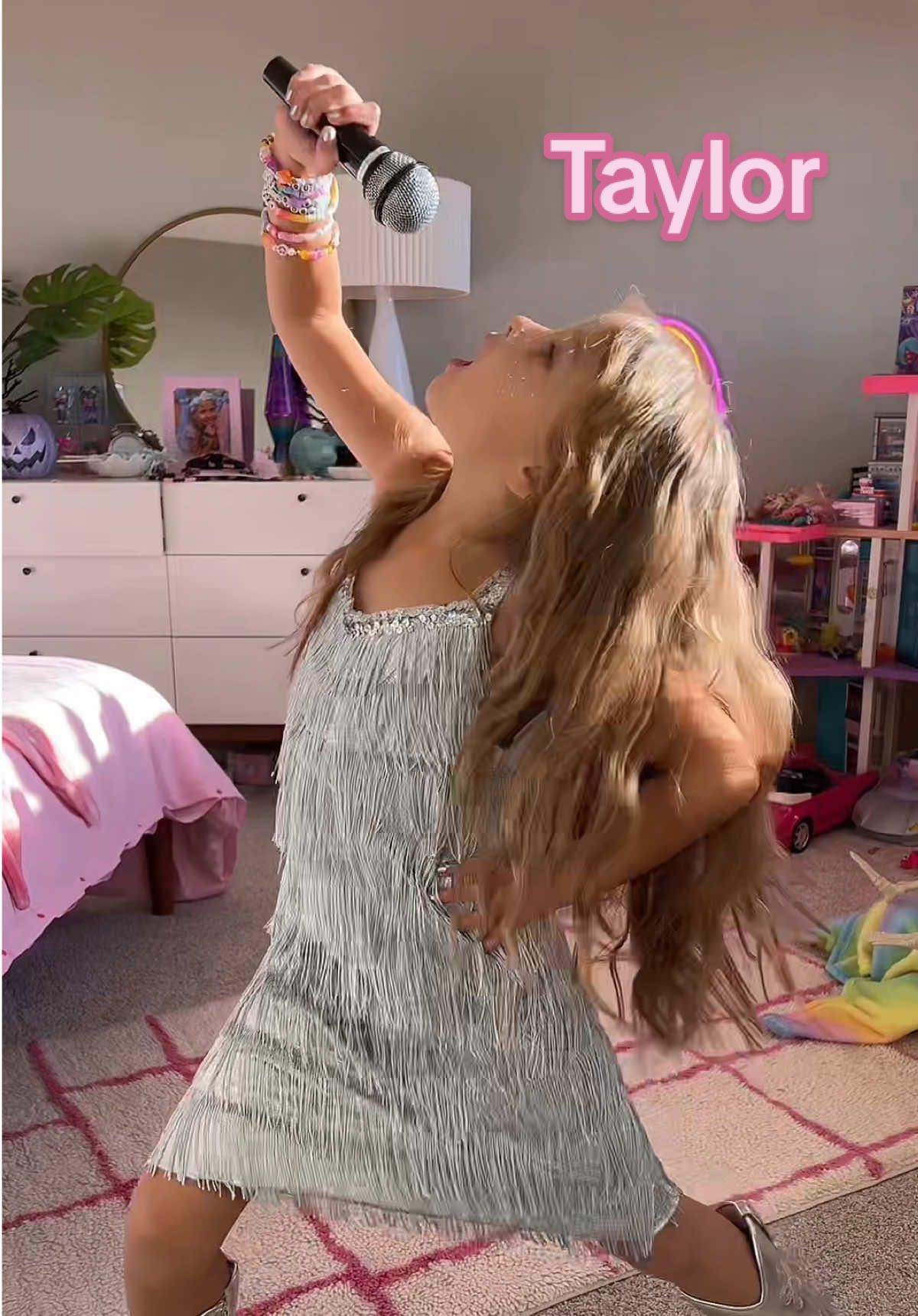 are you ready for it? 🎤✨ #halloweenlook #halloween2024 #kidscostume #kidshalloween #taylorswiftcostume #miniswiftie 