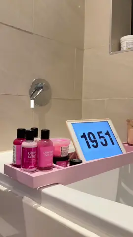 It’s snow fairy season🥰🥰🥰  #lush #snowfairy #bath #pink #skincare #fyp #pinkchristmas  #christmas 