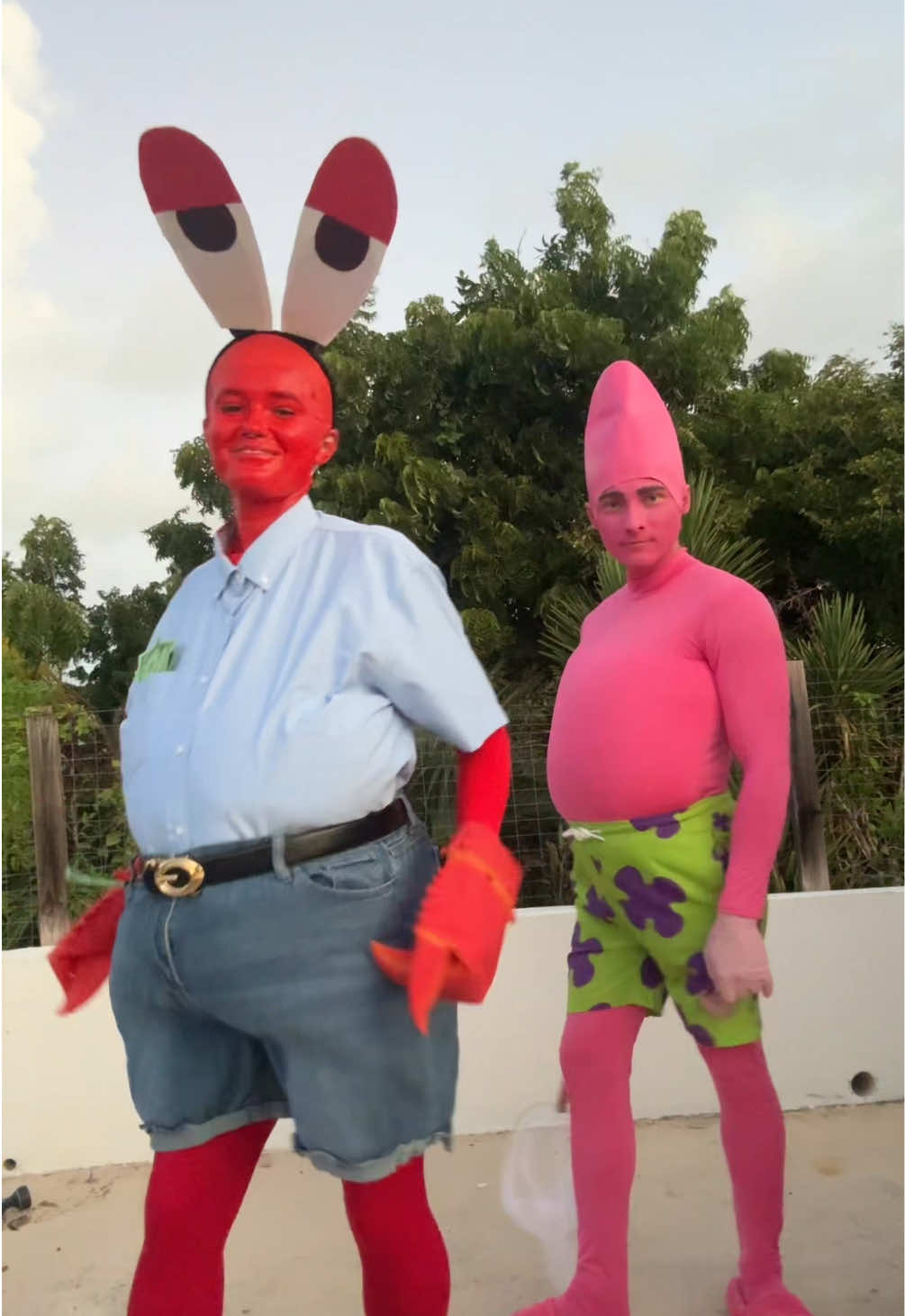 Patrick Star and Mr. Krabs have entered the chat 😂⭐️🦀  #halloweencostume #halloweenlook #spongebob @sean.karam 