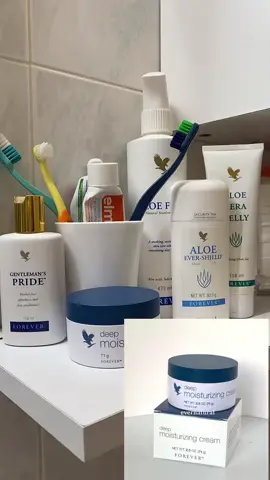 Forever Aloe Moisturizing Lotion conține antioxidanți puternici, care luptă împotriva radicalilor liberi și contribuie la prevenirea deteriorării pielii. Astfel, produsul nu doar hidratează, ci și protejează, menținând elasticitatea și aspectul tânăr al pielii tale.