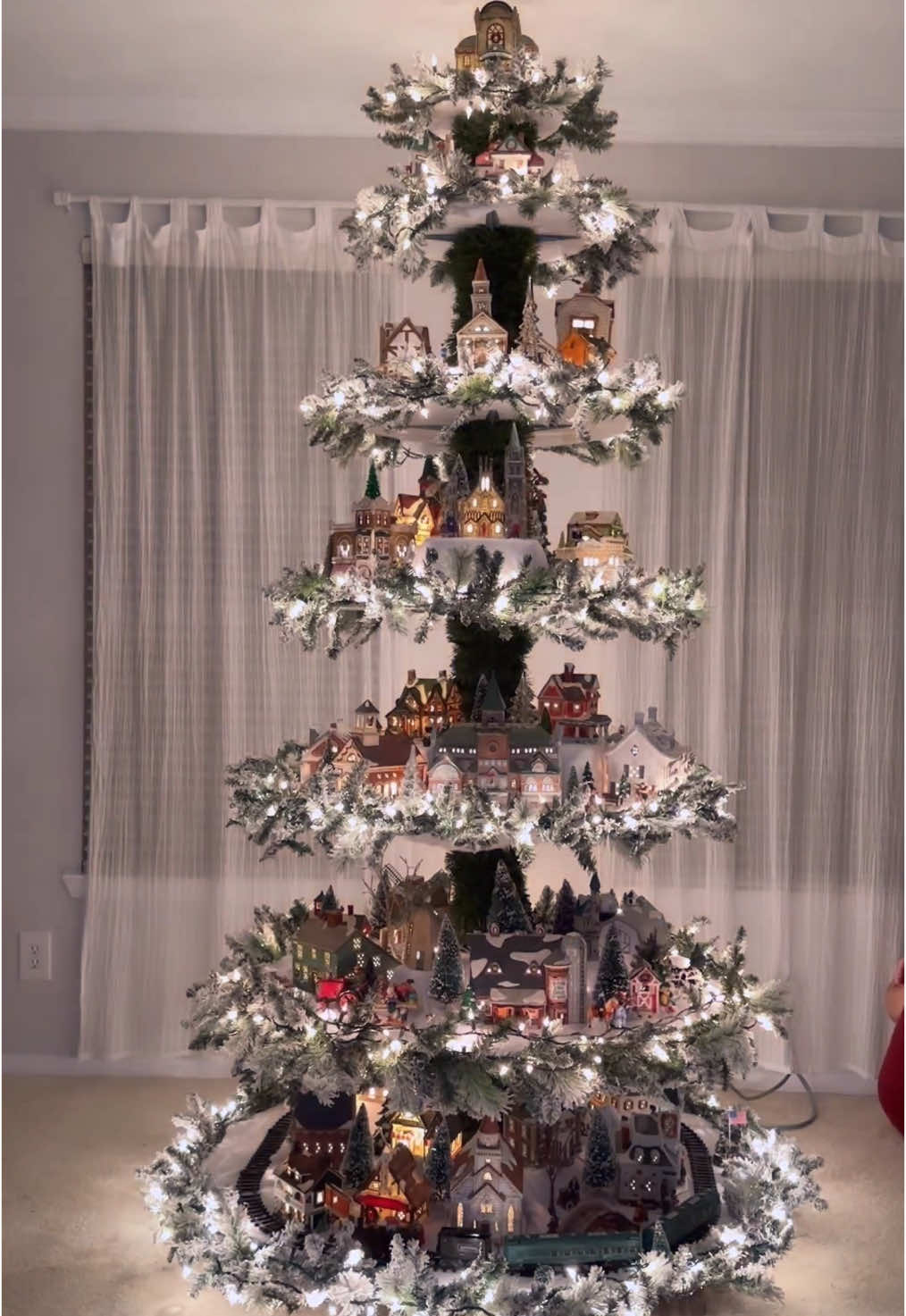 Look at this🤩#christmas #weihnachten #christmastree #winter #snow #schnee #fyp #christmasdecor #christmastok #christmasmovie 