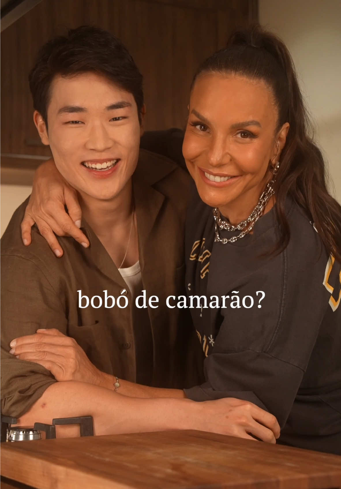 Bobó de camarão 🎶 ingredientes - 500g de camarao - 2 limões - 1 cebola - 1 pimentão vermelho - 1 pimentão amarelo - 2 tomates italianos - 1 kg de mandioca cozida - 1 litro de caldo camarao - 200ml de leite de coco - 2 colheres de azeite de dendê - 1 maço de salsa - Semente de coentro - Sal & pimenta à gosto