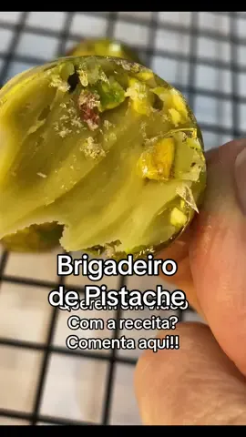 Brigadeiro de Pistache ja é bom! Caramelizado então, ficou melhor ainda 🤤🤤🤤 . . . . . . . . . . . . . #pistache #pistachio #brigadeirodepistache #doces #confeitaria #receita #brigadeirogourmet #docesfinos 