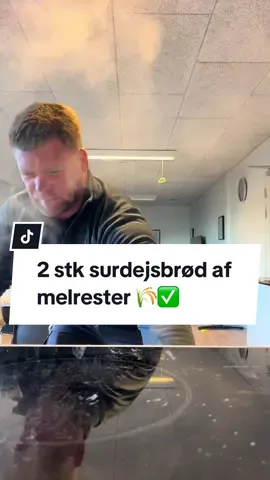 2 stk surdejsbrød af melrester 🌾✅ Jeg blandede lidt forskelligt jeg havde stående - prøv det med det du har! Ingredienser: 300g pizzamel 200g spelt 100g blå hvede 200g ølandshvede 600g vand 27g salt 160g aktiv surdej Fremgangsmåde: Mel og vand blandes, samtidigt med at surdejen fodres 1:1:1. Når surdejen er klar tilsættes den til dejen, og hviler herefter 30 min. Salt tilsættes og æltes ind i dejen ved lav hastighed i 5 min. Dejen hviler 30 min, inden den flyttes til en gennemsigtig beholder. Her skal den hæve ca 50%. (5-6 timer) Imens den hæver skal der laves 4 sæt coilsfolds, som du kan lave når det passer. Når dejen er hæver færdigt vendes den ud på bordet og inddeles i 2. De spændes hver især op, og hviler 20-30 min. inden de shapes til hævekurven. . Kom dejen på køl til næste dag . Forvarm alm. ovn til 275 grader i en time, med bagestål og granitskærver i bunden. Kom evt brødene i fryseren 30 min inden de skal bages. Der gør dem nemmere at skære, og hjælper med at holde formen. . Bag 20 min. med damp og slukket ovn - bag herefter 15 min ved 230 grader. God bagning 🌾🔥 #surdej #sourdough #fyp #surdejsbrød #sourdoughbread 