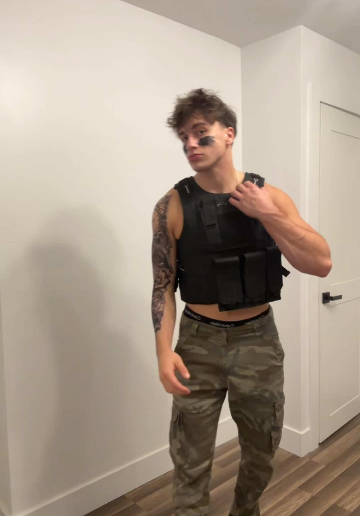 body rock #fyp #trending #soldier #halloweenlook #foryoupage #brunette #fypシ゚viral #costume 