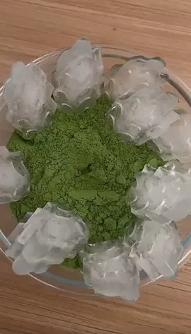 hard crunchy clear ice with matcha powder . #1heartice #2heartice #ice #asmr #icelover #icelovers #icelovers🤤 #viral #iceeatingasmr #iceeatingsound #fyp #iceeating #whiteice #whiteiceeating #crunchyice #crunchyiceeating #crunchyiceasmr  #matcha #matchaice #matchaiceeating #matchapowder 
