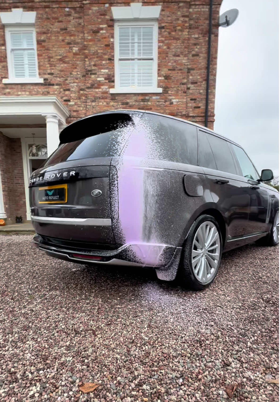 Do you find snow foam satisfying? 🤔 #carwash #cleaning #satisfyingvideo #asmr #foryou #POV #auto 