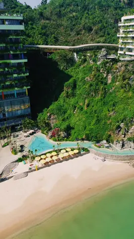 Biển xanh, cát trắng, nắng vàng và bể bơi 